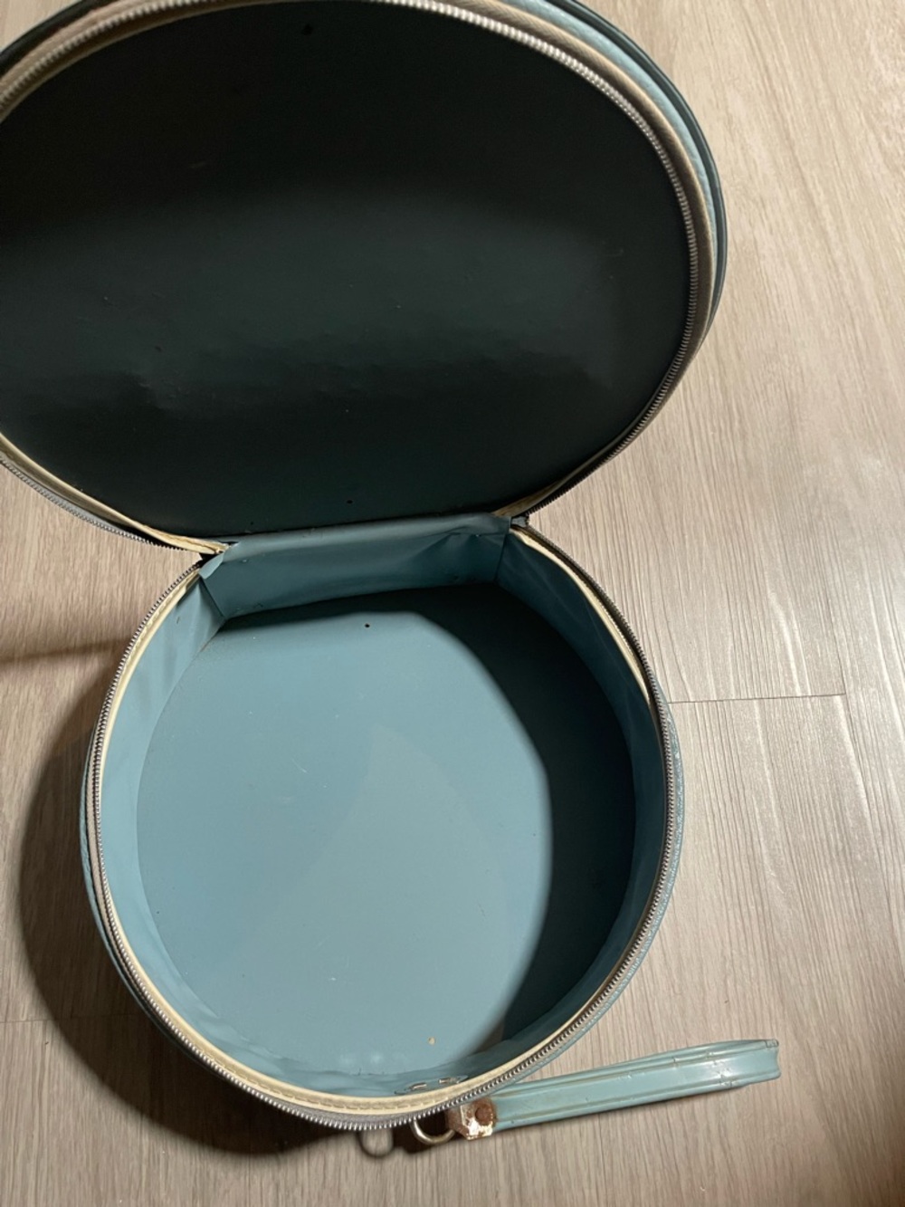 Round Vintage Train Travel Case - Picture 5 of 5